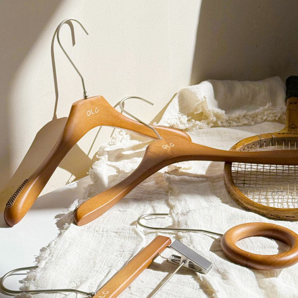 옷장 정리할 때마다 아쉬웠는데, 원목 옷걸이로 바꾸고 달라진 것들 — 올지 헤리티지 43cm 실사용 후기 · 이미지 1